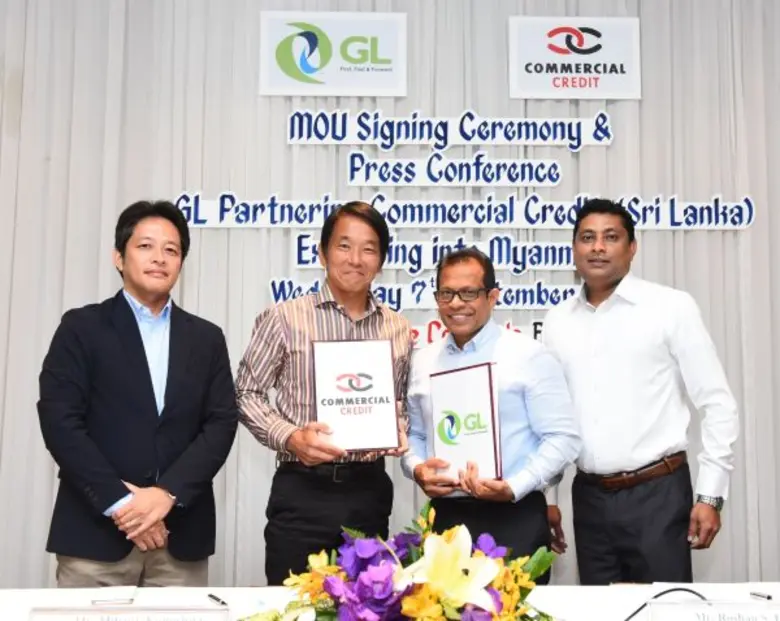 นายมิทซึจิ โคโนชิตะ (1.) (ที่ 2จากซ้าย) ป...