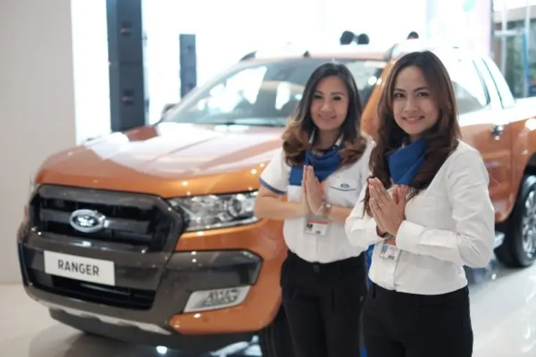 นางสาวยุคนธร วิเศษโกสิน (ขวา) กรรมการผู้จ...