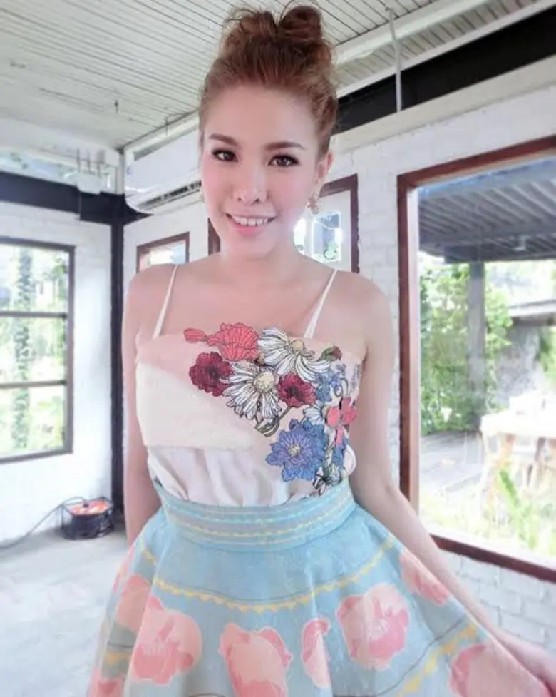 เป็นนักร้องสาวสวยเสียงดีมากความสามารถ ฝ้าย แอมฟายน์...