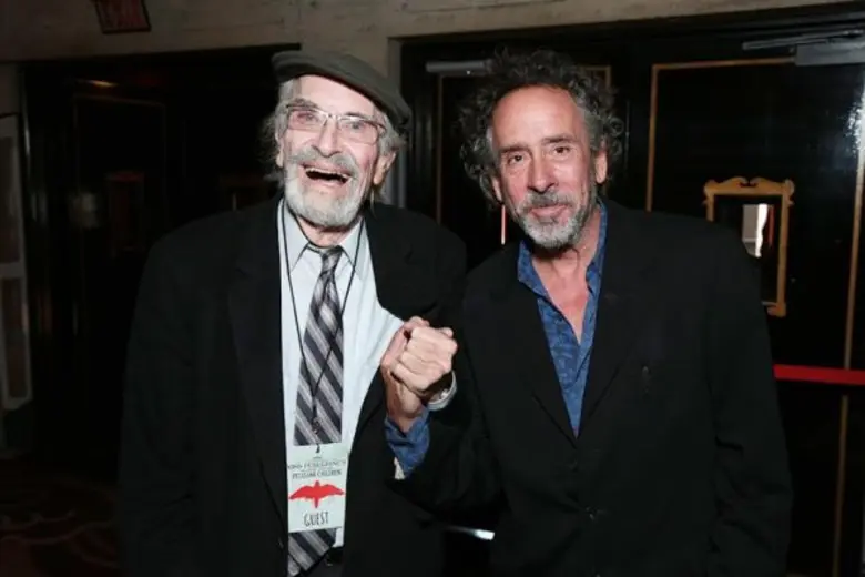 ทิม เบอร์ตัน ผู้กำกับ Miss Peregrine's Home for Peculiar Children ปลื้มได้ประทับรอยมือและเท้าเป็นที่ระลึกหน้า TCL Chinese Theatre