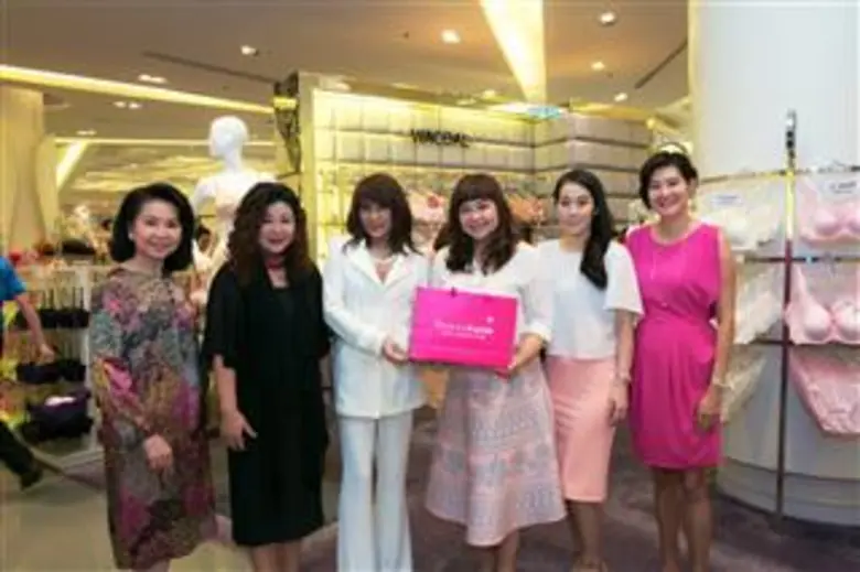 อินทิรา นาคสกุล (ที่สามจากขวา) ผู้จัดการส...