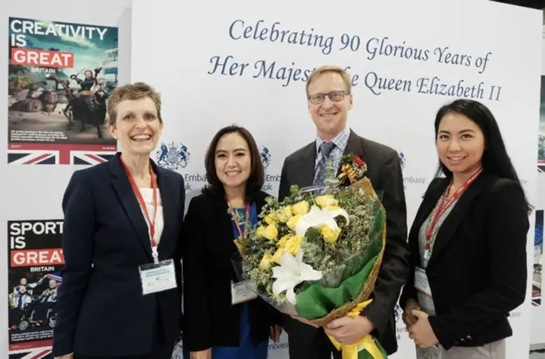 มร. ไบรอัน จอห์น เดวิดสัน (ที่ 2 จากขวา) ...