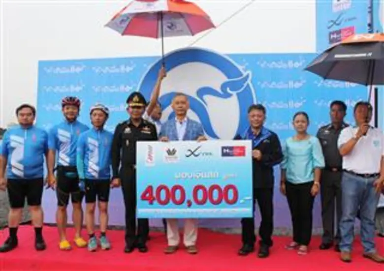 นายสุวัจน์ ลิปตพัลลภ (กลาง)ในฐานะประธานใน...