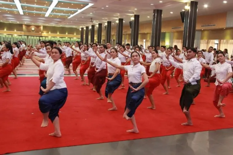ราชภัฏโคราช น้อมรำลึกพระคุณครูอาจารย์ จัดพิธีไหว้ครู ครอบครูนาฏศิลป์ไทย 2559