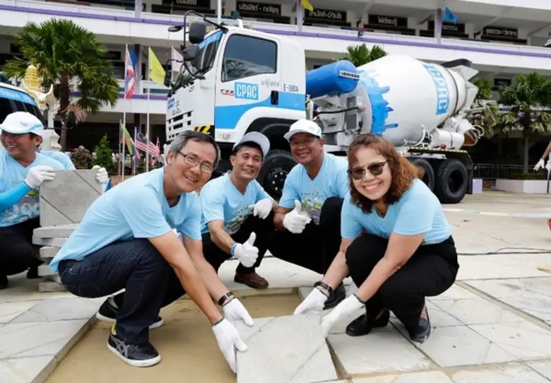 นายปรัชญา ไอศูรย์ธนเศรษฐ์ (ที่ 1 จากซ้าย)...