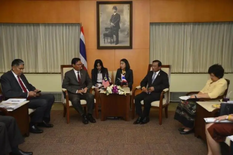 พลเอก ฉัตรชัย สาริกัลยะ รัฐมนตรีว่าการกระ...