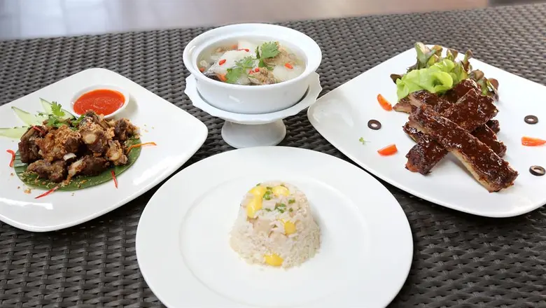 เมนูซี่โครงหมูจานโปรด ที่ห้องอาหารเดอะอาวร์กลาส โรงแรมเอทัสลุมพินี 	