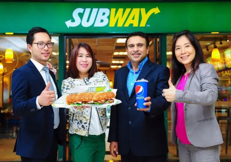 นายจา-กรูท โคเตชา (ที่ 2 จากขวา) กรรมการผ...