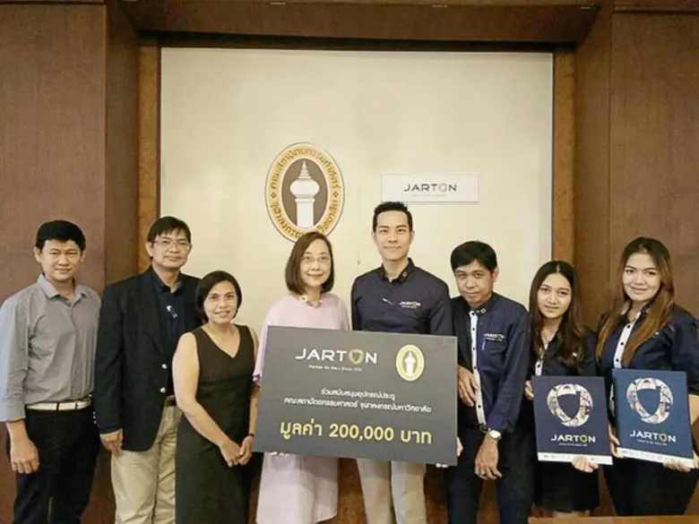 คุณธีธัช จึงการต์กุล กรรมการผู้จัดการ พร้...