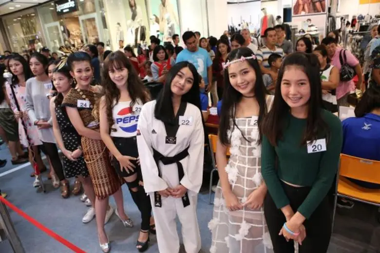 เซฟฟานี่-มุกดา รุ่นพี่มิสทีน ไทยแลนด์ ยกนิ้ว สวยเก่ง 35 สาววัยทีนภาคตะวันออก