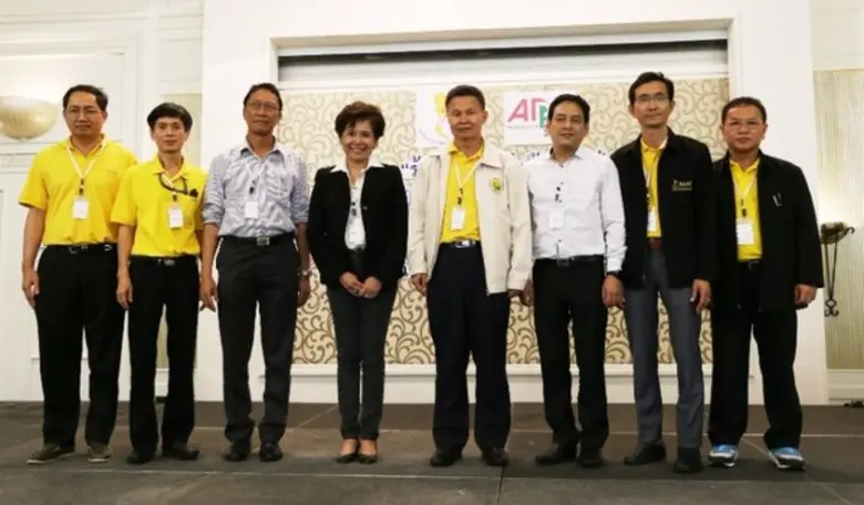 นายสุธน บุญประสงค์ (ที่ 5 จากซ้าย) รองผู้...