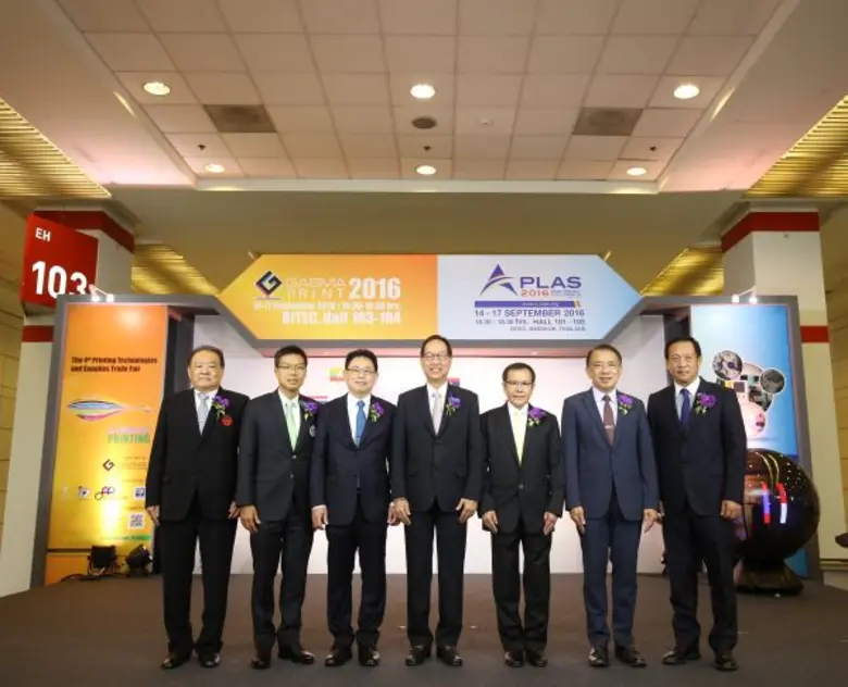 ดร. พสุ โลหารชุน (คนกลาง) อธิบดีกรมส่งเสร...