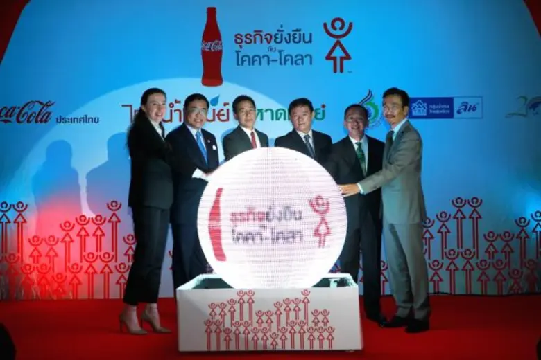 โคคา-โคลาเดินหน้า 'โครงการธุรกิจยั่งยืนกับโคคา-โคลา เพิ่มศักยภาพทางเศรษฐกิจ เกษตรกรสตรีชาวไร่อ้อย’ เสริมแกร่งพันธมิตรทางธุรกิจ พร้อมยกระดับอุตสาหกรรมอ้อยและน้ำตาลทรายไทยร่วมกัน