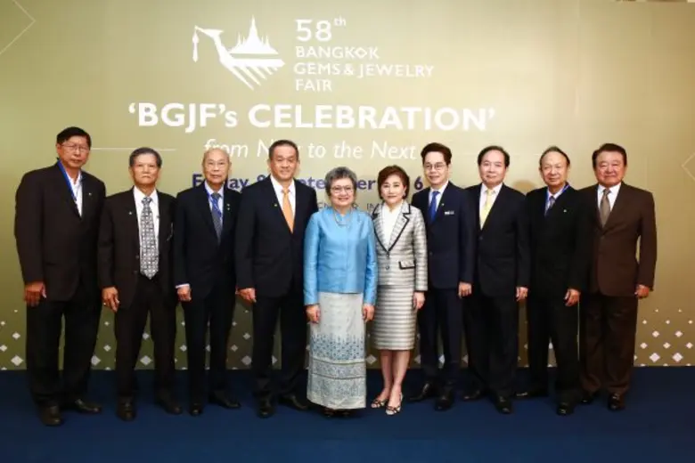 นางอภิรดี ตันตราภรณ์ (ที่ 5 จากซ้าย) รัฐม...