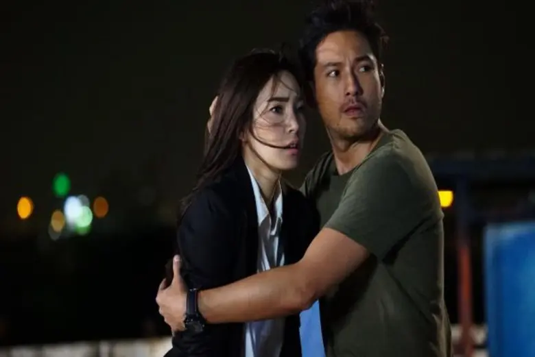 อาคม (เจสัน ยัง) อดีตนายตำรวจหนุ่มฝีมือดี...