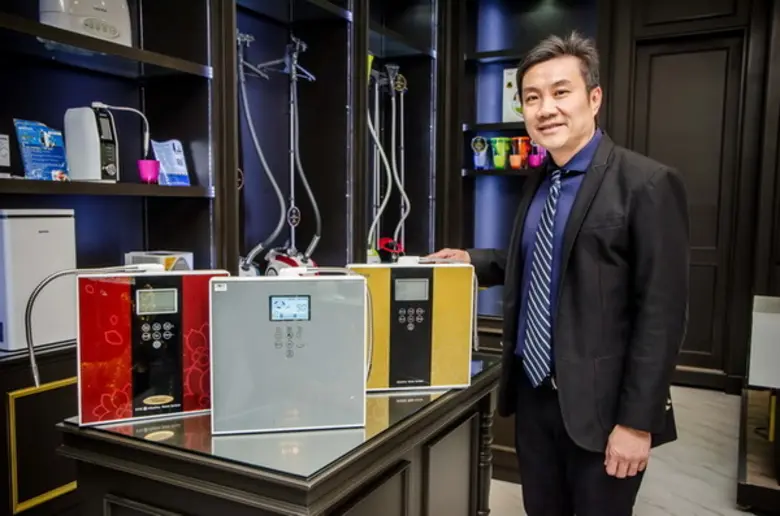 นาย ไพฑูรย์ โตวรวิรัตน์ กรรมการผู้จัดการ บริษัท ลีฟ...