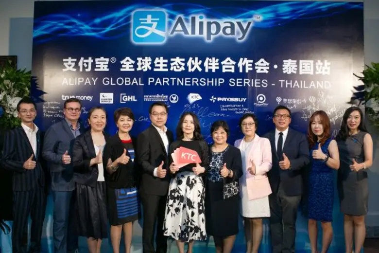 นางจรูญศรี ศรีสุขสันต์ รองประธานเจ้าหน้าท...