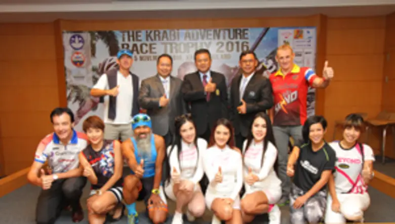 พินิจ บุญเลิศ (ยืนที่3จากซ้าย) ผู้ว่าราชก...