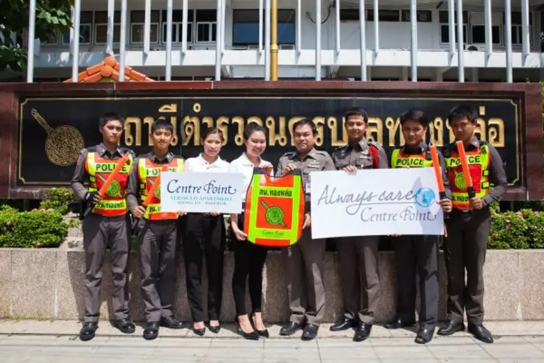 นางสาวศศิ ม้าแก้ว (ที่ 4 จากซ้าย) ผู้จัดก...