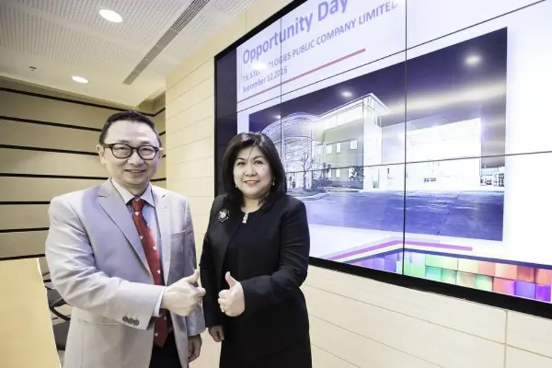 นางสาวศิริวรรณ สุกัญจนศิริ (ขวา) กรรมการผู้จัดการ บ...