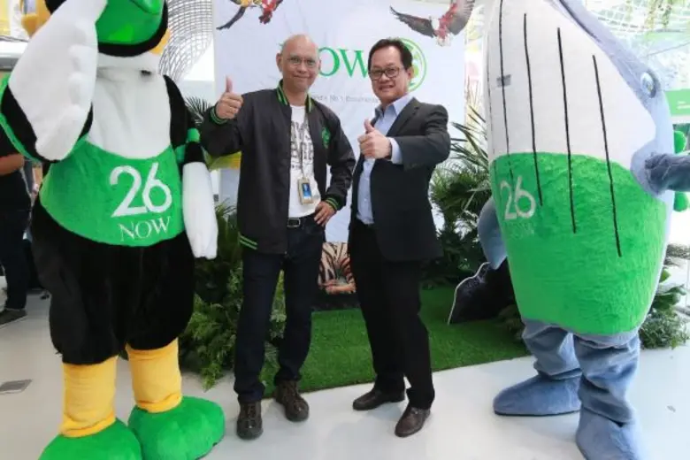 นายประพัฒน์ รัฐเลิศกานต์ (ขวา) กรรมการผู้...