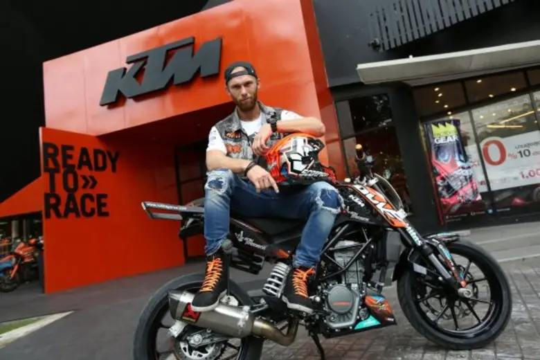 เบิร์นรับเบอร์ ดึง “ร็อค บาโกรอส” สตั๊นท์ไรเดอร์ระดับโลก กับโชว์ขี่มอเตอร์ไซค์ผาดโผนครั้งแรกในไทย พร้อมเปิดประสบการณ์สุดเอ็กซ์ตรีม ในงาน KTM presents Bangkok Downtown Fest. with Rok Bagoros