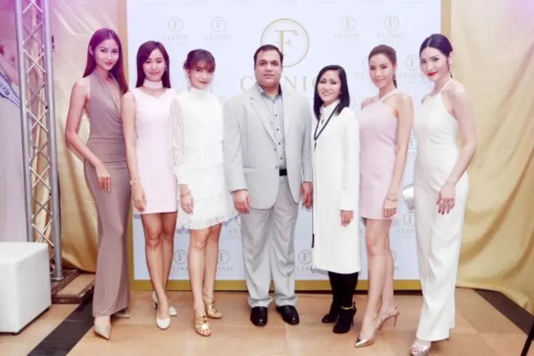 นายอาบิด อารี ประธานบริษัท พร้อมด้วย นางข...