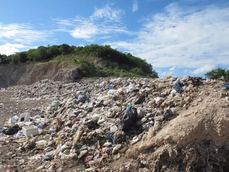 กองทัพเรือแจ้งความดำเนินคดีอาญาผู้บุกรุกที่ดินแสมสาร มีทั้งรีสอร์ท บริษัทมหาชน และ อบต.รวม ๕๕ ราย