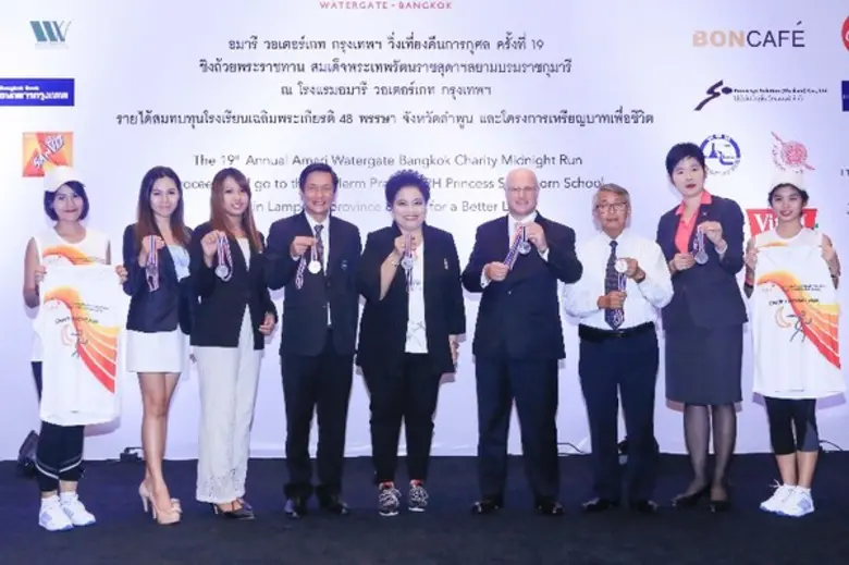 เดวิด คัมมิ่ง (ที่สี่จากทางขวา) รองประธาน...