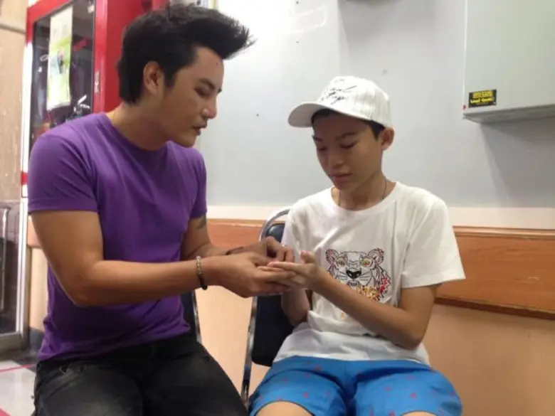 ทีวีไกด์: รายการ "เลขอวดกรรม" ริว และทีมงานเลขอวดกรรม ให้กำลังใจ น้องโฟน หลังผ่าเนื้องอกในสมอง