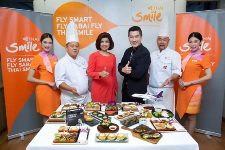 เนตรนภางค์ ธีระวาส (กลาง) รองประธานเจ้าหน...