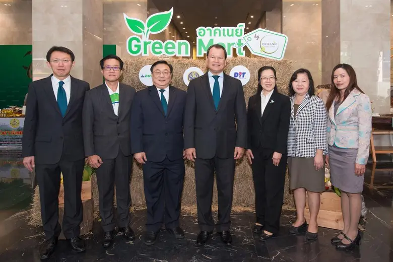 นายโชติพัฒน์ พีชานนท์ ประธานกรรมการบริหาร...