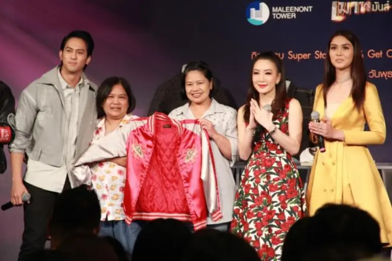 ฉลองครบรอบ 1 ปี “เมาท์มันส์บันเทิง” สุดคึกคักแฟนคลับแห่ร่วมประมูลของรัก 11 ซุปตาร์ เรียกรายได้ทำบุญถล่มทลาย