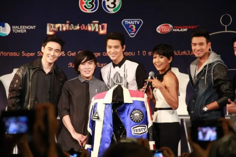 ฉลองครบรอบ 1 ปี “เมาท์มันส์บันเทิง” สุดคึกคักแฟนคลับแห่ร่วมประมูลของรัก 11 ซุปตาร์ เรียกรายได้ทำบุญถล่มทลาย