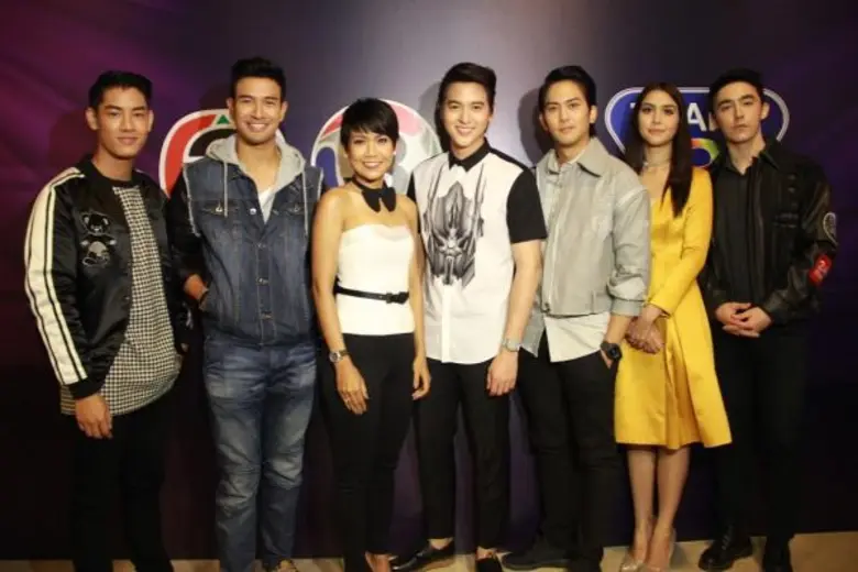 ฉลองครบรอบ 1 ปี “เมาท์มันส์บันเทิง” สุดคึกคักแฟนคลับแห่ร่วมประมูลของรัก 11 ซุปตาร์ เรียกรายได้ทำบุญถล่มทลาย