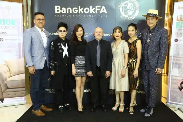 ภัทรศรี นิรามัยสกุล (ที่ 3 จากซ้าย) ผู้ก่...