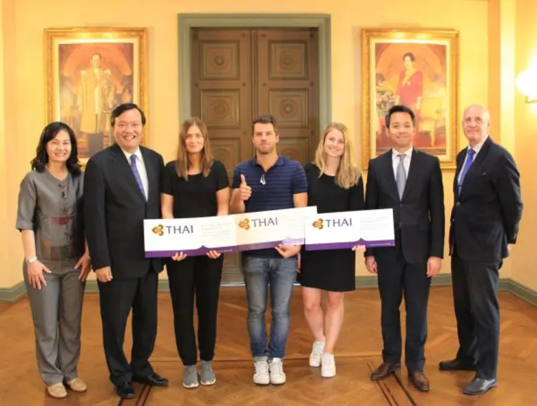 นายเกียรติคุณ ชาติประเสริฐ (ที่ 2 จากซ้าย...