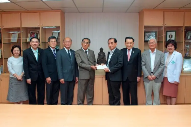 นายสำเริง มนูญผล (ที่สี่จากขวา) ประธานกรร...