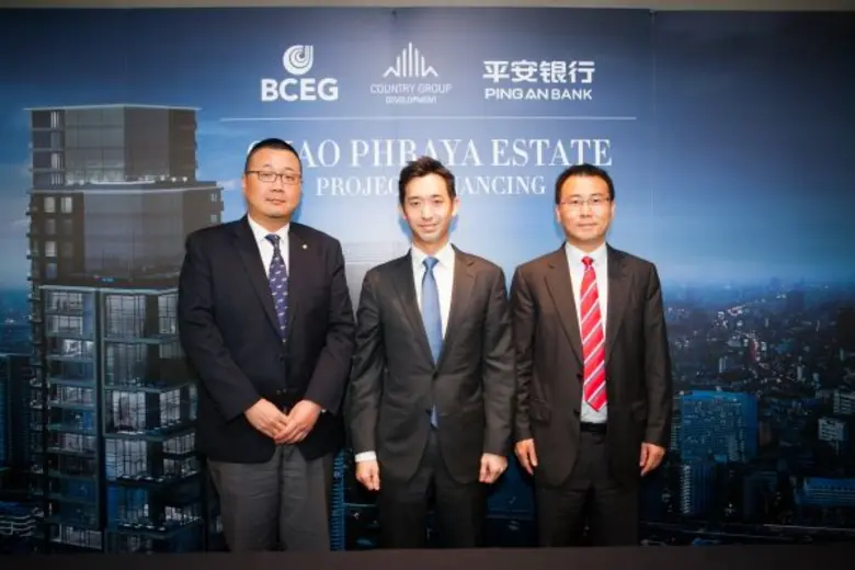 นายเบน เตชะอุบล (กลาง) ประธานเจ้าหน้าที่บ...