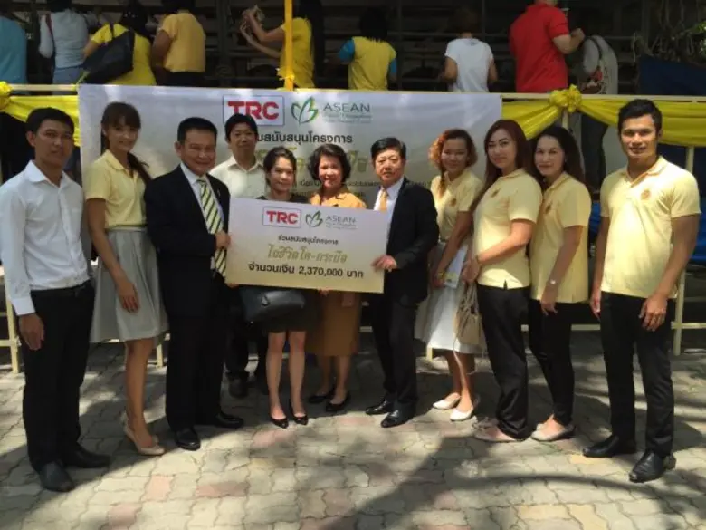 คุณไพจิตร รัตนานนท์ (กลาง) ประธานกรรมการ ...