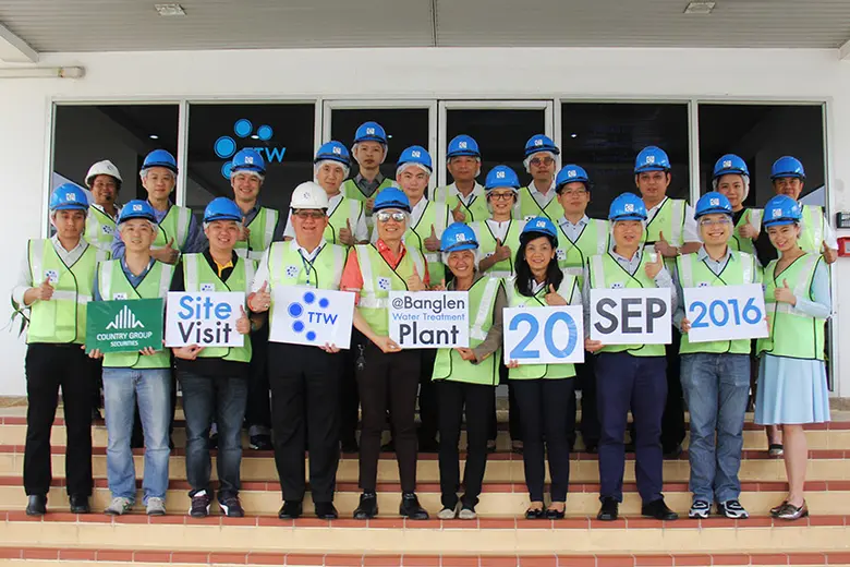 คุณชัยวัฒน์ อุทัยวรรณ์ (แถวล่างที่ 4 จากซ...