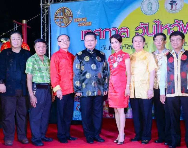 มณีสุดา ศิลาอ่อน (ที่สี่จากขวา) ผู้จัดการ...