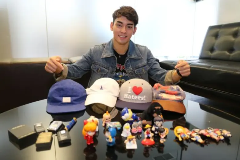 ถือว่าเป็นหนุ่มน้อยหน้าใหม่ของวงการบันเทิ...