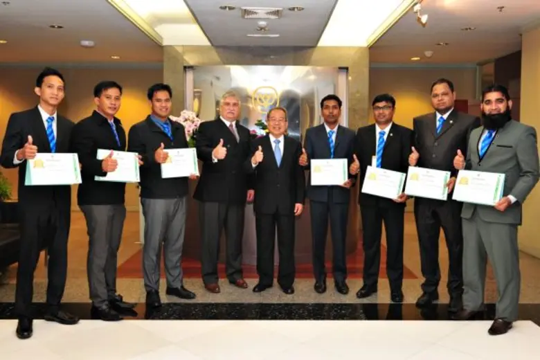 นายวีรชัย รัตนบานชื่น(กลาง) ประธานผู้บริห...