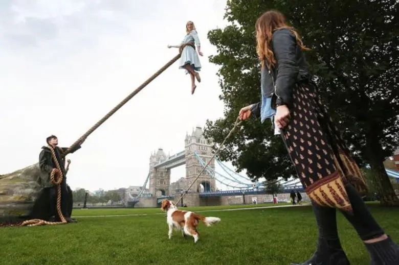 เอลลา เพอร์เนล ควง เอซา บัทเทอร์ฟิล์ด ถ่ายรูปที่ Tower Bridge โปรโมทภาพยนตร์ Miss Peregrine's Home for Peculiar Children