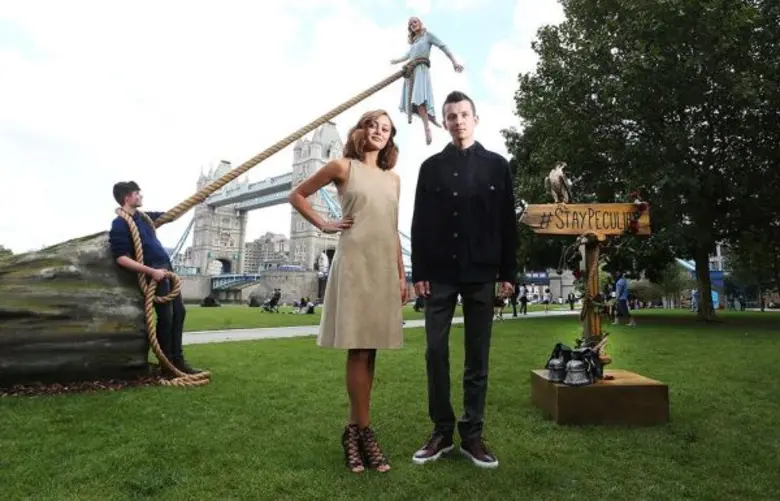 เอลลา เพอร์เนล ควง เอซา บัทเทอร์ฟิล์ด ถ่ายรูปที่ Tower Bridge โปรโมทภาพยนตร์ Miss Peregrine's Home for Peculiar Children