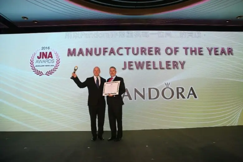 บริษัทแพนดอร่า โพรดักชั่น จำกัด คว้ารางวัลผู้ผลิตเครื่องประดับอัญมณีดีเด่นในกลุ่มประเทศอาเซียนในงานมอบรางวัล JNA Awards 2016