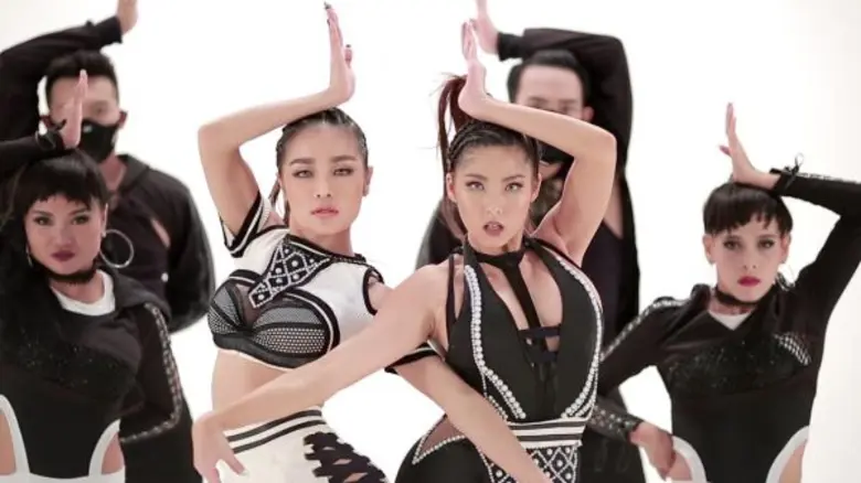 ร้อนแรงทุกองศาเมื่อ 2 สาวตัวแม่เพลงเต้นอย...