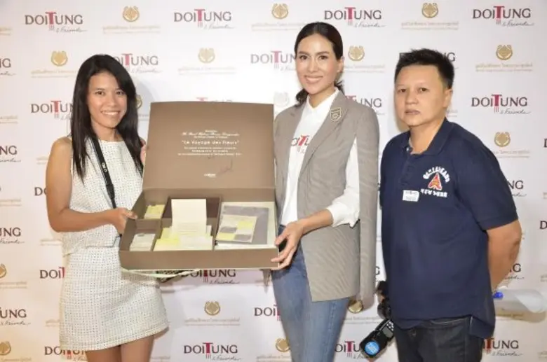 “เชอรี่” ผลิตเครื่องเขียนกระดาษสา-หารายได้พัฒนา “ชาวดอยตุง” “หมิว – แต้ว – ริต้า” นำทีมเพื่อนดาราช่วยอุดหนุน