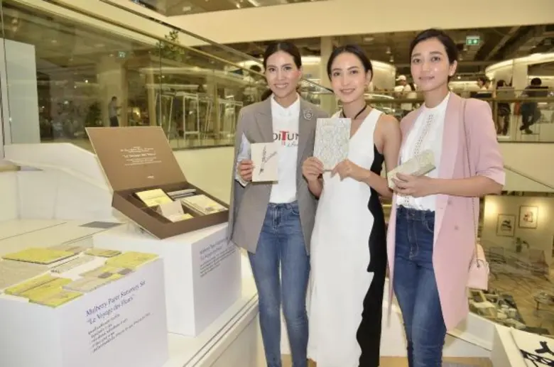 “เชอรี่” ผลิตเครื่องเขียนกระดาษสา-หารายได้พัฒนา “ชาวดอยตุง” “หมิว – แต้ว – ริต้า” นำทีมเพื่อนดาราช่วยอุดหนุน